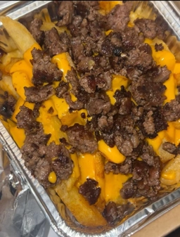 Portada del plato 'Papas con cheddar y smash bits '